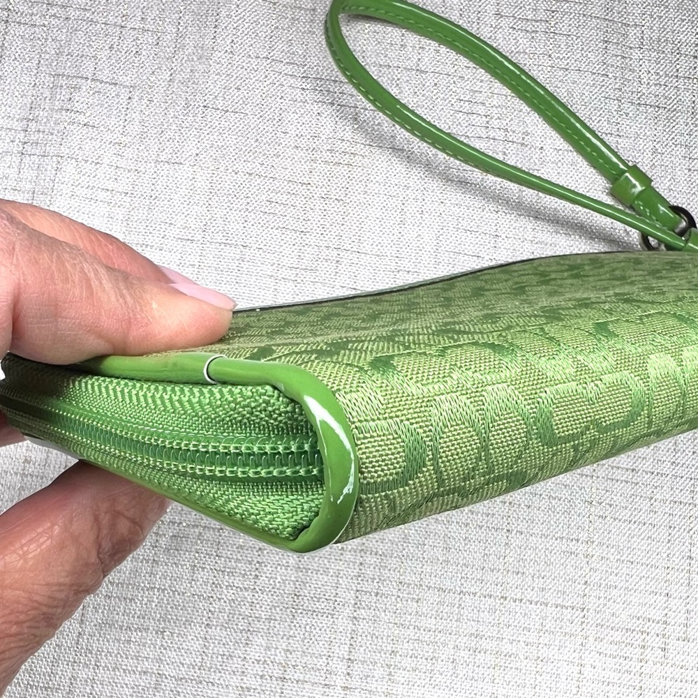 Coach Vintage Vibrant Green Wristlet Wallet Silver Accents NWOT Never Used RARE - Picture 5 of 14